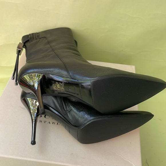 Vintage black Burberry leather booties with metallic heels - Picture 13 of 16